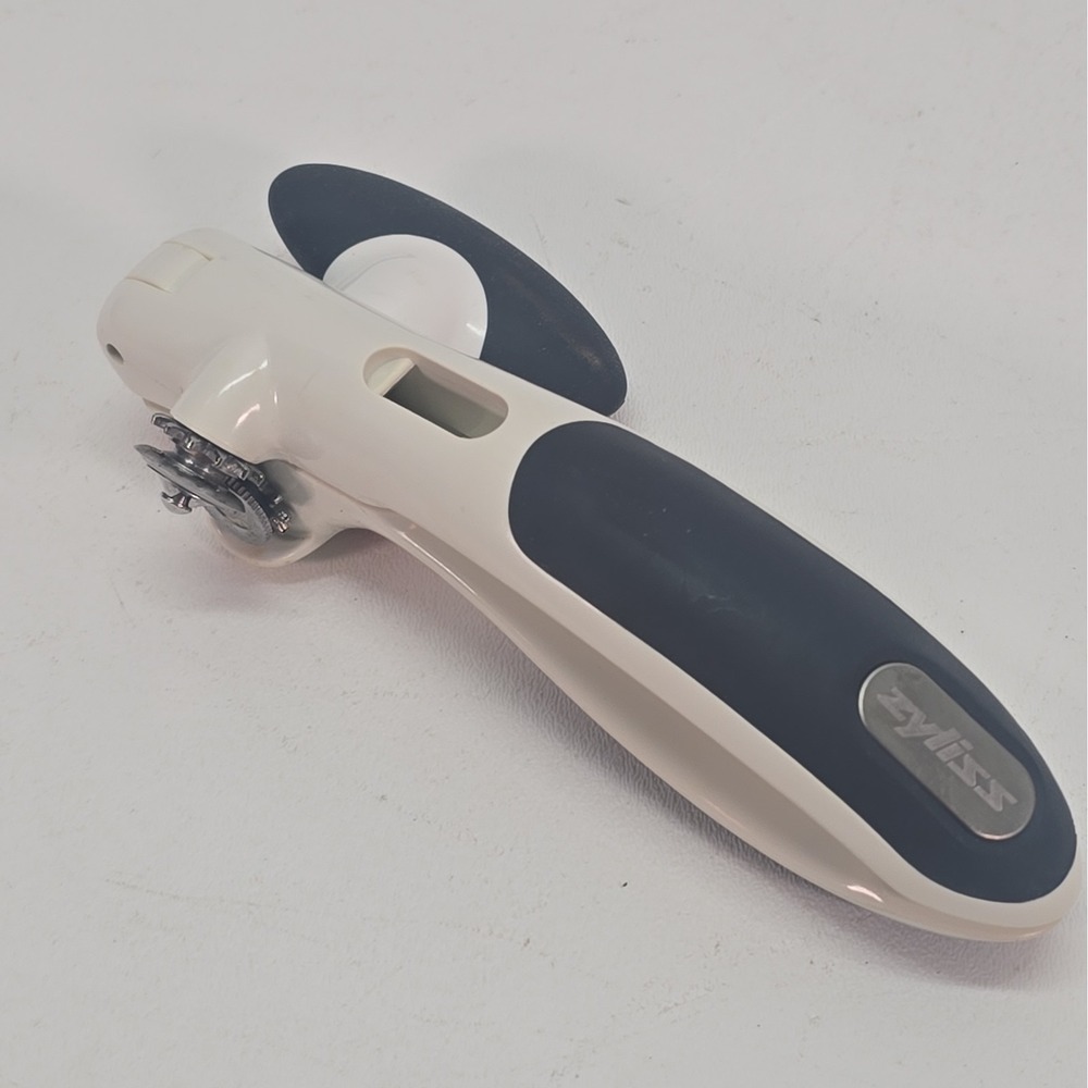 Zyliss Lock N' Lift Can Opener - Manual Can Opener with Locking Mechanism